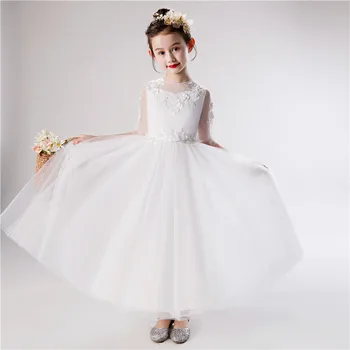 A gyermekek estélyi ruha hercegnő ruha fogadó kis esküvő lány hosszú modell lány modell mutatják, jelmez, tavaszi, nyári